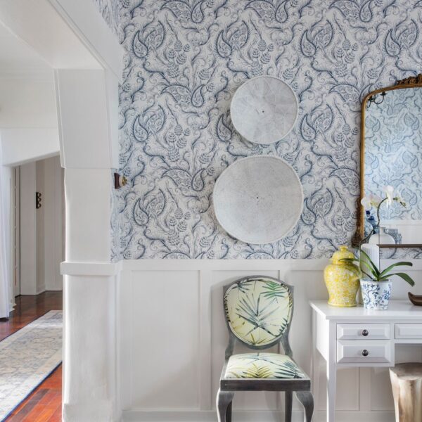 Aquitaine Outline - Aquitaine Outline Wallpaper brings timeless elegance to any space with its intricate damask design